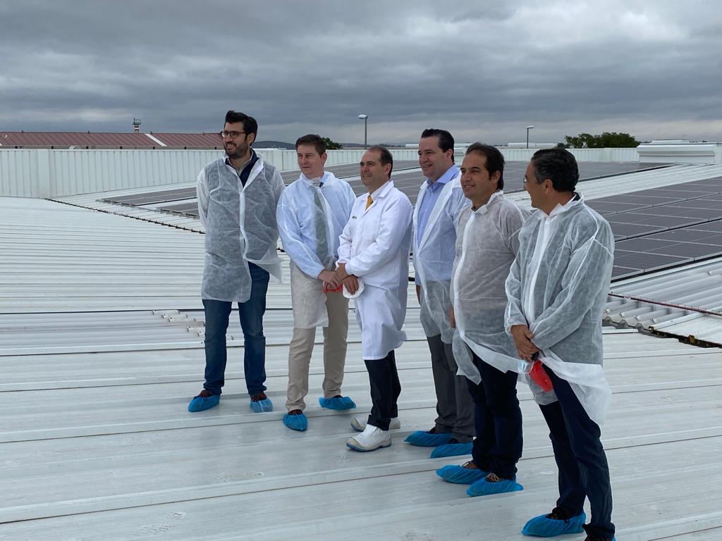 El-director-general-de-Industria-Energia-y-Minas-inaugura-la-planta-fotovoltaica-de-la-cubierta-de-‘Iberitos-en-Don-Benito-1